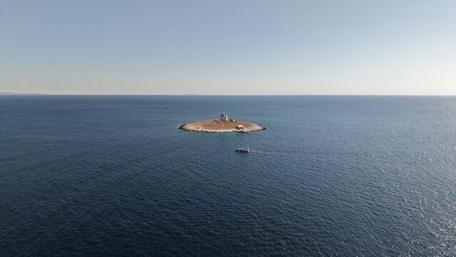 &Icirc;lot au phare perdu dans l'immensit&eacute; bleue de la mer Adriatique, Hvar, Croatie