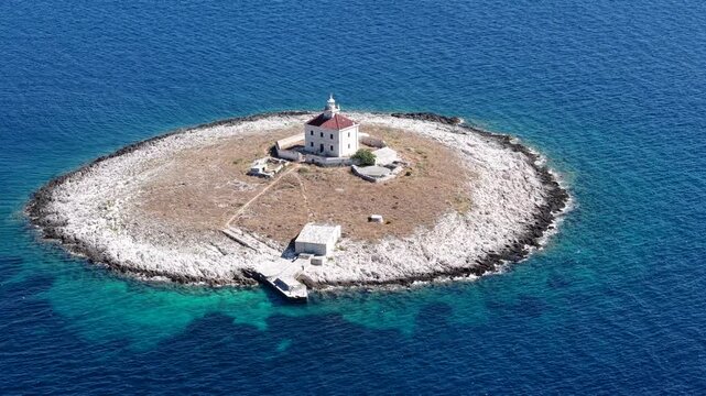 Phare historique sur un &icirc;lot rocheux face &agrave; Hvar en Croatie, vue de drone