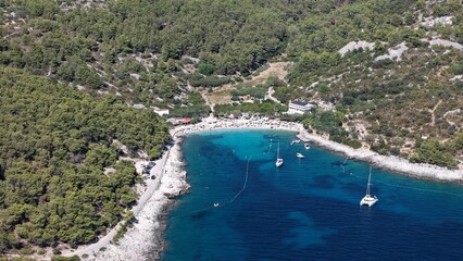 Baie abritée aux eaux limpides et voiliers au mouillage, îles Pakleni, Hvar, Croatie © From The Sky
