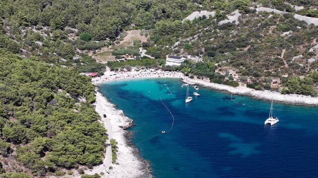 Plage de galets et yachts au mouillage dans une baie abrit&eacute;e de Hvar, Croatie