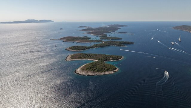 Horizon infini sur les &icirc;les Pakleni et la mer Adriatique, Hvar, Croatie, vue de drone