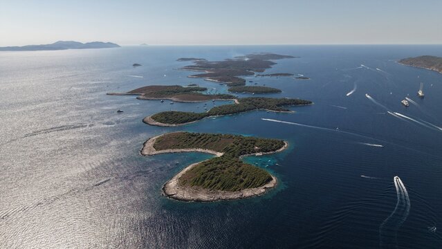 &Icirc;les verdoyantes et lagons turquoise de l'archipel des Pakleni, Hvar, Croatie