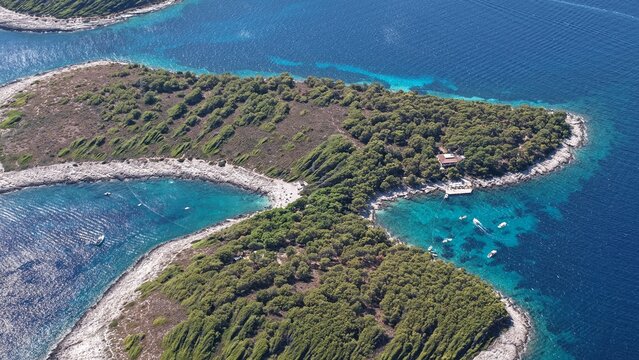 Crique secr&egrave;te aux eaux turquoise bord&eacute;e de pins sur les &icirc;les Pakleni, Hvar, Croatie