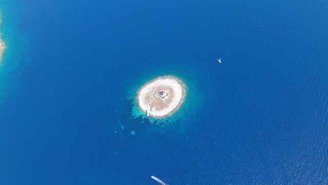 Petit &icirc;lot paradisiaque entour&eacute; d'eau cristalline dans l'Adriatique, Hvar, Croatie