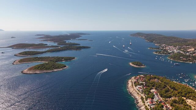 Vue a&eacute;rienne panoramique des &icirc;les Pakleni et des voiliers au large de Hvar en Croatie
