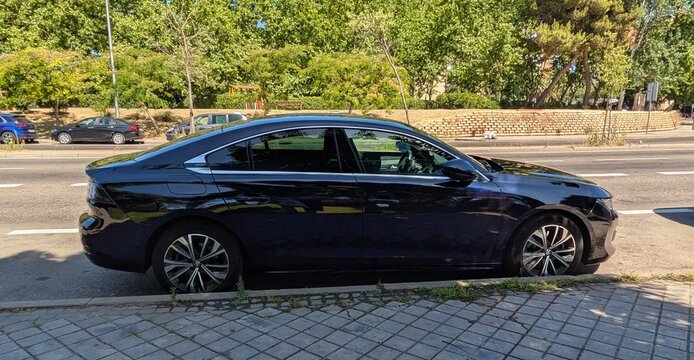 Vista lateral de un autom&oacute;vil berlina Peugeot 508 aparcado en una calle de Madrid, Espa&ntilde;a, 11 de junio de 2026