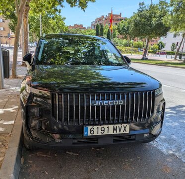 Vista frontal de un autom&oacute;vil SUV crossover compacto Jaecoo 7 aparcado en una calle de Madrid, Espa&ntilde;a, 11 de junio de 2026