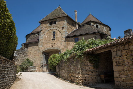 Le Ch&acirc;teau de Berz&eacute;-le-Ch&acirc;tel est la forteresse m&eacute;di&eacute;vale la plus grande et la mieux conserv&eacute;e en Sa&ocirc;ne-et-Loire en Bourgogne. Monument historique, d&eacute;cor de film