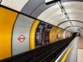Fototapeta premium Panoramic view of Green Park underground station platform and advertising tunnel in London, UK