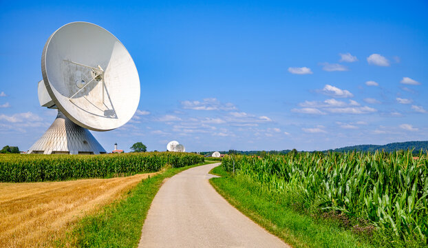 Radio telescope of a satellite earth station