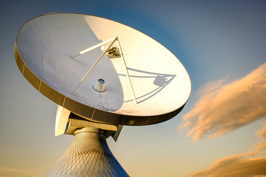 Radio telescope of a satellite earth station