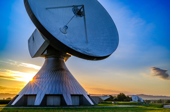 Radio telescope of a satellite earth station
