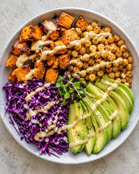 Bunte Buddha-Bowl mit Avocado und S&uuml;&szlig;kartoffeln