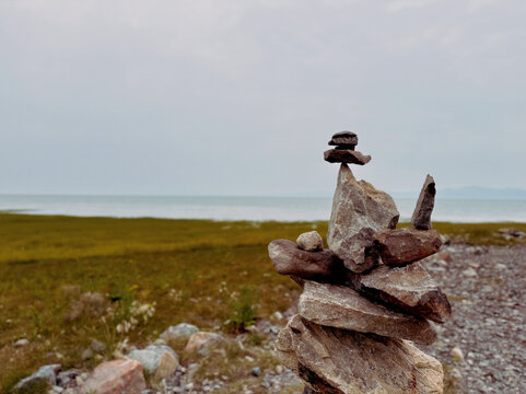 inukshuk sur la rivi&egrave;re, Qu&eacute;bec, Canada	
