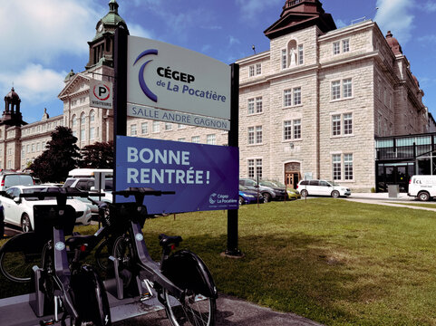 Entr&eacute;e principale du C&eacute;gep de La Pocati&egrave;re, Qu&eacute;bec.	
