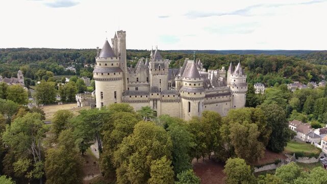 Vue a&eacute;rienne du ch&acirc;teau de Pierrefonds film&eacute;e au drone, avec un travelling arri&egrave;re qui &eacute;loigne progressivement la cam&eacute;ra du monument. 