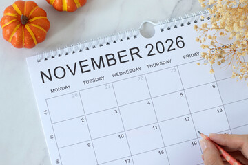 Obraz premium November 2026 calendar month with pumpkin decoration. Top view.