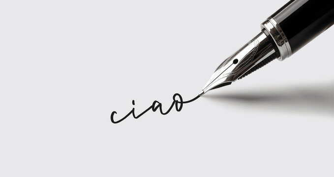 Penna stilografica che scrive la parola ciao in corsivo elegante su sfondo bianco neutro. Concetto di saluto, comunicazione scritta e calligrafia italiana elegante e minimalista.