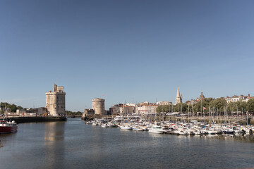 Fototapeta premium panorama de La Rochelle, les trois tours depuis le vieux port, France