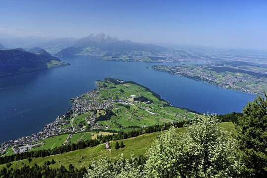 View of the village of Weggis from the Rigi K&auml;nzeli observation deck, Lake Lucerne, B&uuml;rgenstock and Mount Pilatus, Rigi Kaltbad, Canton of Lucerne, Switzerland