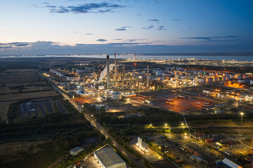 Obraz premium UK Oil Refinery Glowing at Twilight