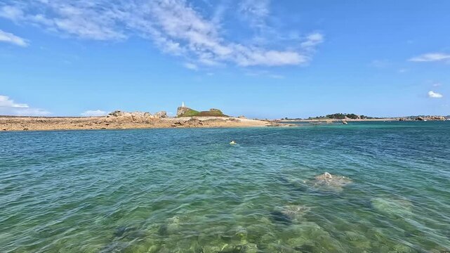 Un nageur qui traverse entre deux &icirc;les en Bretagne
