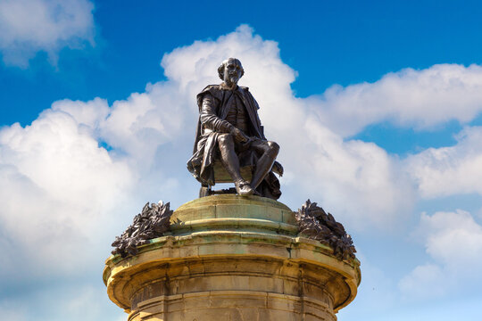 Seated William Shakespeare Statue at Gower Memorial in Stratford upon Avon, Warwickshire, England, UK