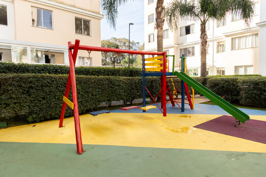 Parquinho infantil em condom&iacute;nio clube