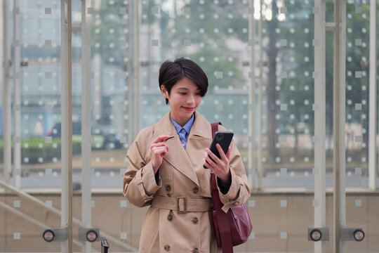 スマートフォンを見る女性