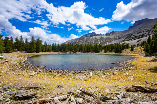 Stella Lake sunny panoramic view in Great Basin