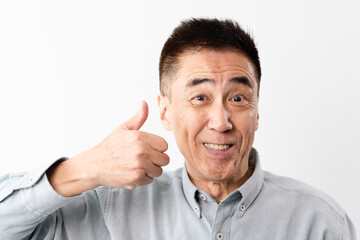 Fototapeta premium 私服のシニア男性の立ち姿 ライフスタイルイメージ
