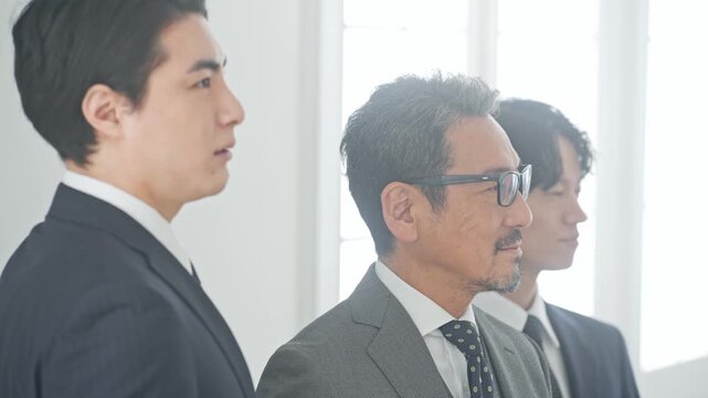 男性ビジネスパーソンのグループ。チームワーク、人材、経営、団結、企業、会社、リーダー、社長、上司