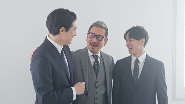 男性ビジネスパーソンのグループ。チームワーク、応援、人材、期待、新人、上司、社長、励ます、挑戦、仕事