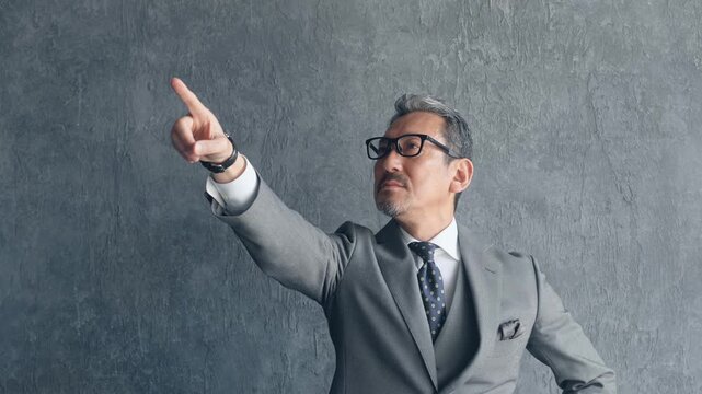 指をさすミドル男性ビジネスパーソン。指導、目標、社長、経営者、リーダーシップ、挑戦、チャレンジ、指示