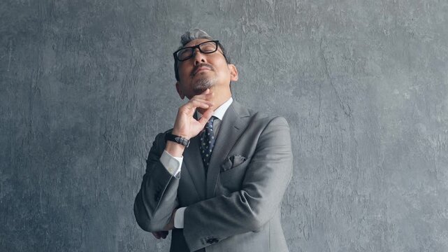 悩むミドル男性ビジネスパーソン。社長、経営者、不安、心配、不満、考える、疑問、困る、経営、課題、問題