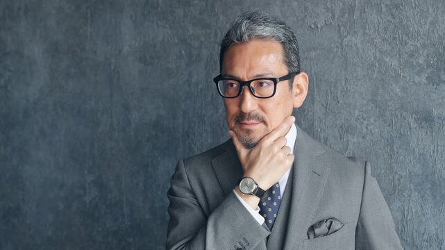 ミドル男性ビジネスパーソン。メンズ、美容、ひげ、おしゃれ、ファッション、コスメ、化粧品、美肌、シニア