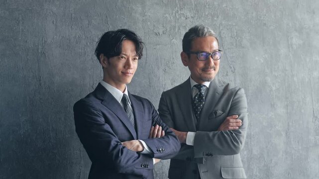 男性ビジネスパーソンのグループ。上司、部下、チームワーク、人材、経営、後継者、事業承継、自信、親子