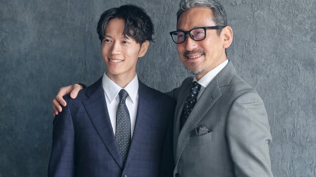 肩を組む男性ビジネスパーソン。チームワーク、団結、経営、人材、事業承継、上司、部下、企業、二人