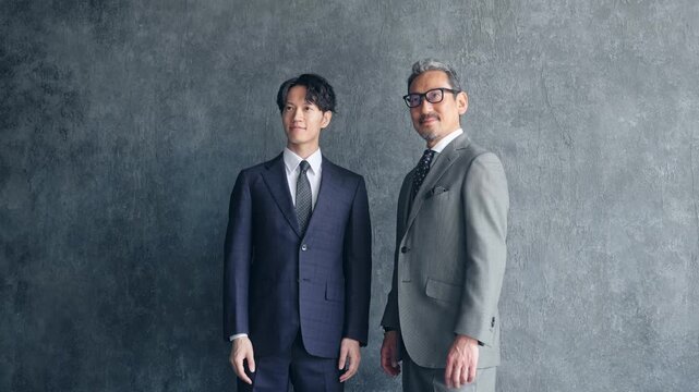 男性ビジネスパーソンのグループ。上司、部下、チームワーク、人材、経営、後継者、事業承継、自信、親子