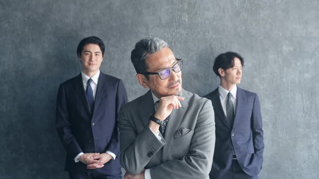 悩むミドル男性ビジネスパーソン。上司、社長、経営者、人材、採用、不安、心配、困る、部下、指導、課題