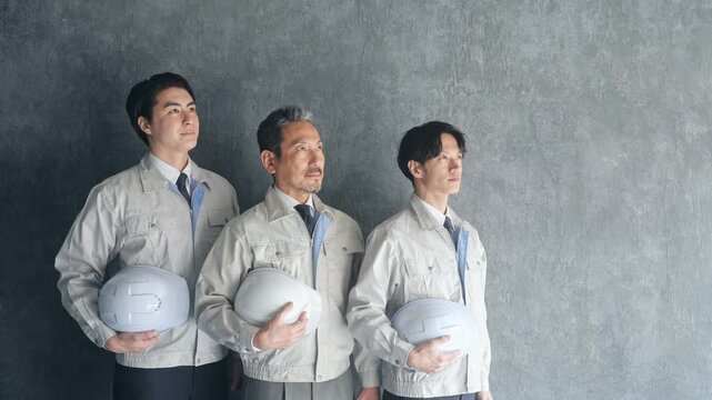 幅広い世代の男性作業員のグループ