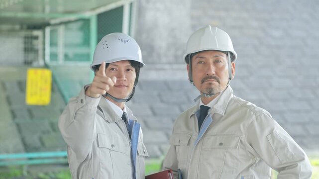 設備を点検する作業員。工事、検査、修理、メンテナンス、保守、建設、チームワーク、業者、人材、安全