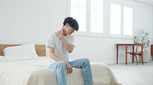 疲労を感じる男性。肩こり、疲れ、ライフスタイル、ボディケア、マッサージ、倦怠感、ヘルスケア、健康