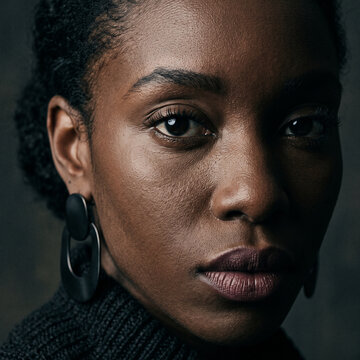 Portrait dramatique studio femme noire avec boucle d oreille chic et &eacute;l&eacute;gante