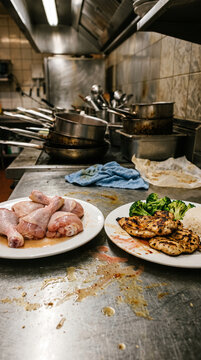 Pr&eacute;paration culinaire et assiettes de poulet dans une cuisine de restaurant professionnelle salle.