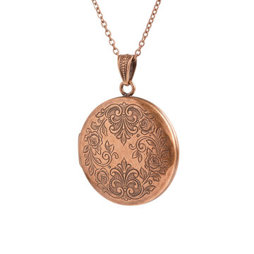 Un relicario redondo de color cobre antiguo con intrincados grabados florales y de estilo vintage, suspendido de una delicada cadena met&aacute;lica sobre un fondo blanco puro, ideal para joyer&iacute;a y
