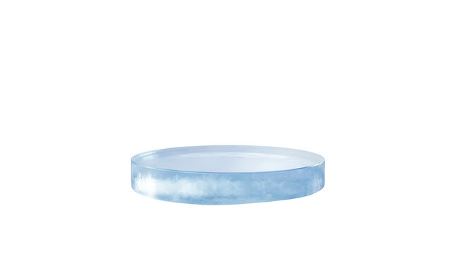 Un podio circular de hielo transparente con una superficie plana y brillante, ideal para exhibir productos de lujo, cosm&eacute;ticos o joyer&iacute;a en un entorno minimalista con un fondo blanco puro y limpio.