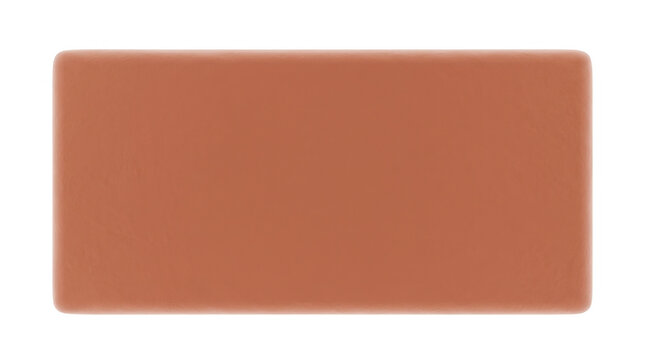 Um bloco retangular de argila ou tijolo de cor terracota s&oacute;lida, isolado sobre um fundo branco puro, apresentando uma superf&iacute;cie lisa e bordas arredondadas, ideal para texturas, design ou materiais.