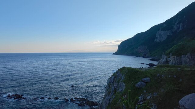 断崖の岬が見える海の風景。