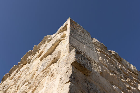 Angolo di mura in pietra leccese - Dettaglio costruttivo con cielo